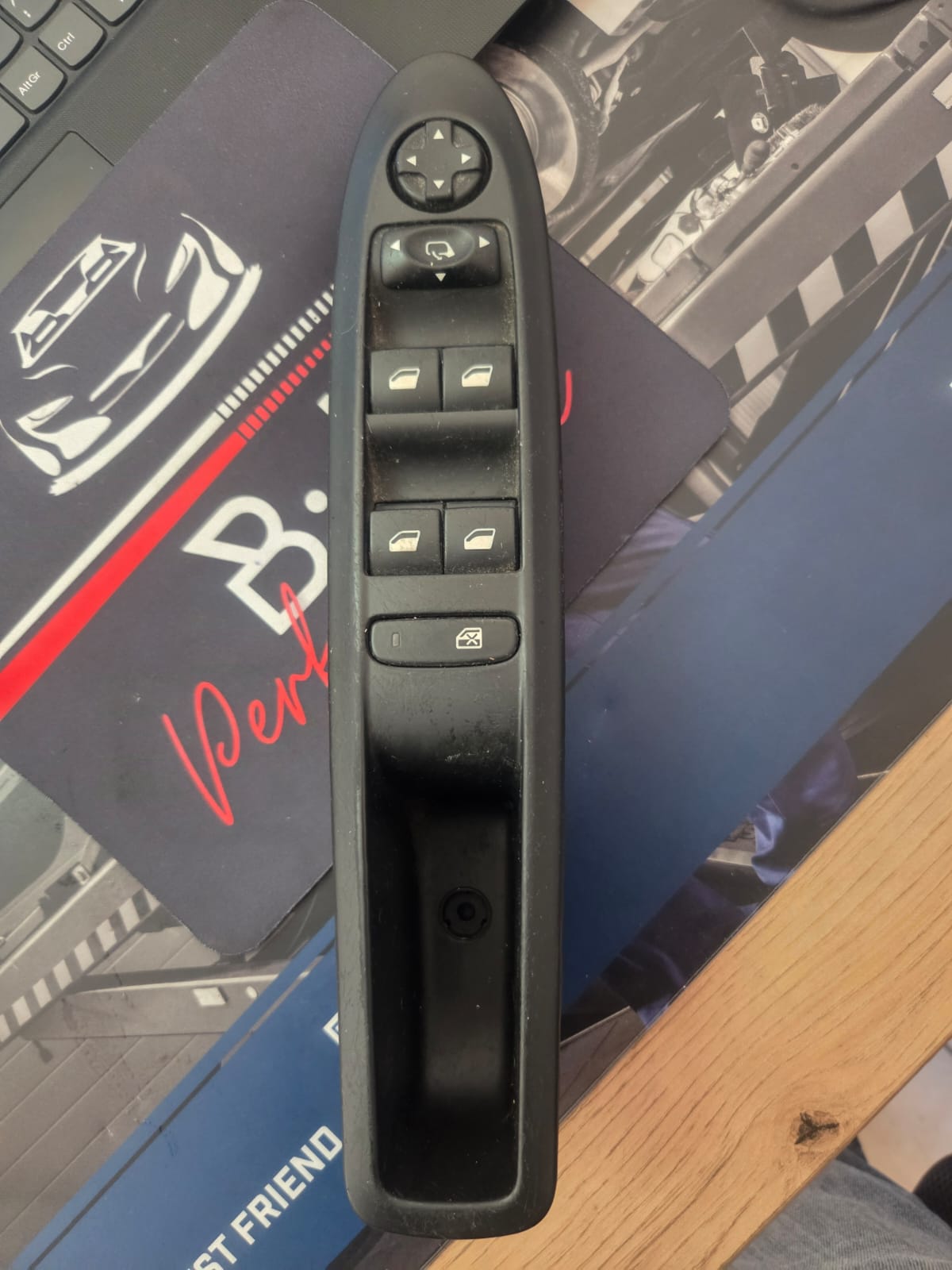 INTERRUPTEUR LEVE VITRE AVG